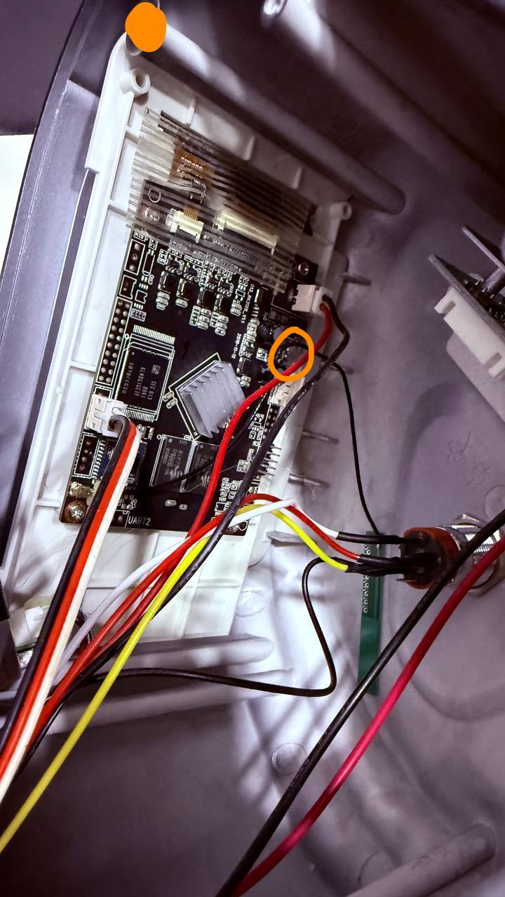 Плата за экраном плоттера: разъём micro-USB в оранжевом кружке